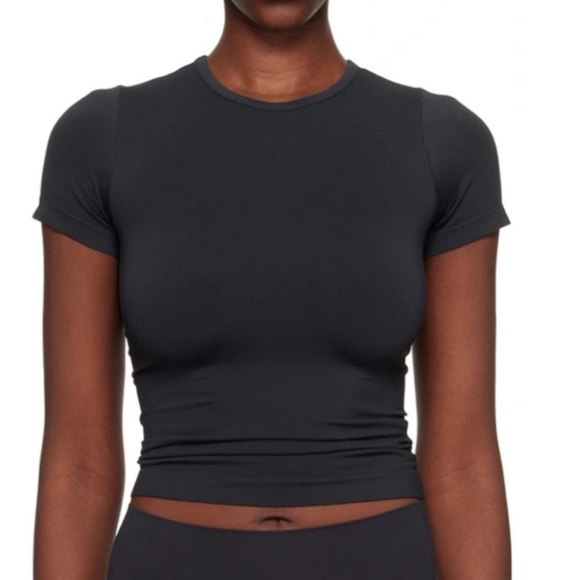 Skims Soft smoothing‎ seamless t-shirt Eclipse size L black NWT - Picture 1 of 7